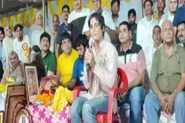 विनेश फोगाट ने दिए संन्यास वापस लेने के संकेत, कहा- लोगों के प्यार से मिली है बहुत हिम्मत विनेश फोगाट ने दिए संन्यास वापस लेने के संकेत, कहा- लोगों के प्यार से मिली है बहुत हिम्मत