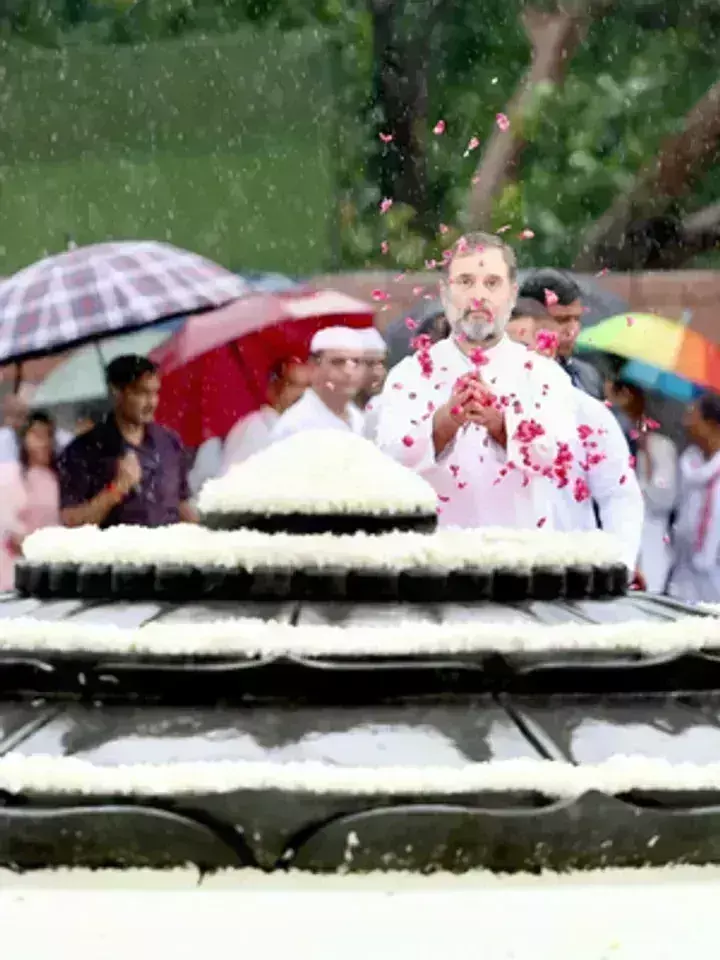 पूर्व पीएम राजीव गांधी की 80वीं जयंती पर पीएम मोदी, खरगे और राहुल गांधी ने दी श्रद्धांजलि पूर्व पीएम राजीव गांधी की 80वीं जयंती पर पीएम मोदी, खरगे और राहुल गांधी ने दी श्रद्धांजलि