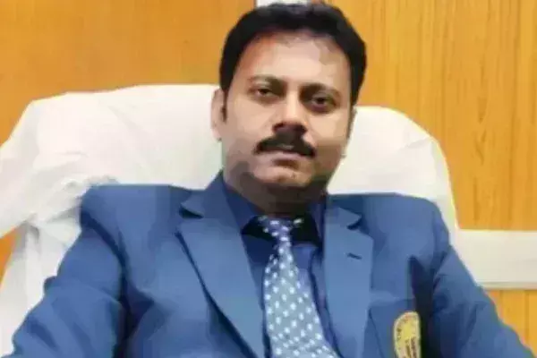 सीबीआई दफ्तर पहुंचे संदीप घोष, कोलकाता पुलिस ने भी किया है तलब सीबीआई दफ्तर पहुंचे संदीप घोष, कोलकाता पुलिस ने भी किया है तलब