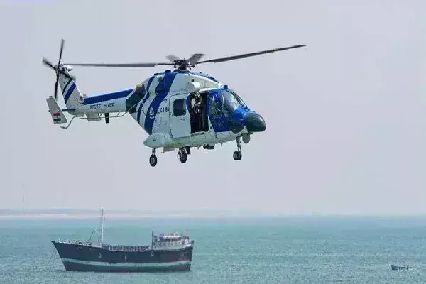 भारतीय तटरक्षक बल के हेलीकॉप्टर की अरब सागर में आपात लैंडिंग, क्रू के एक सदस्य को बचाया; तीन लापता भारतीय तटरक्षक बल के हेलीकॉप्टर की अरब सागर में आपात लैंडिंग, क्रू के एक सदस्य को बचाया; तीन लापता