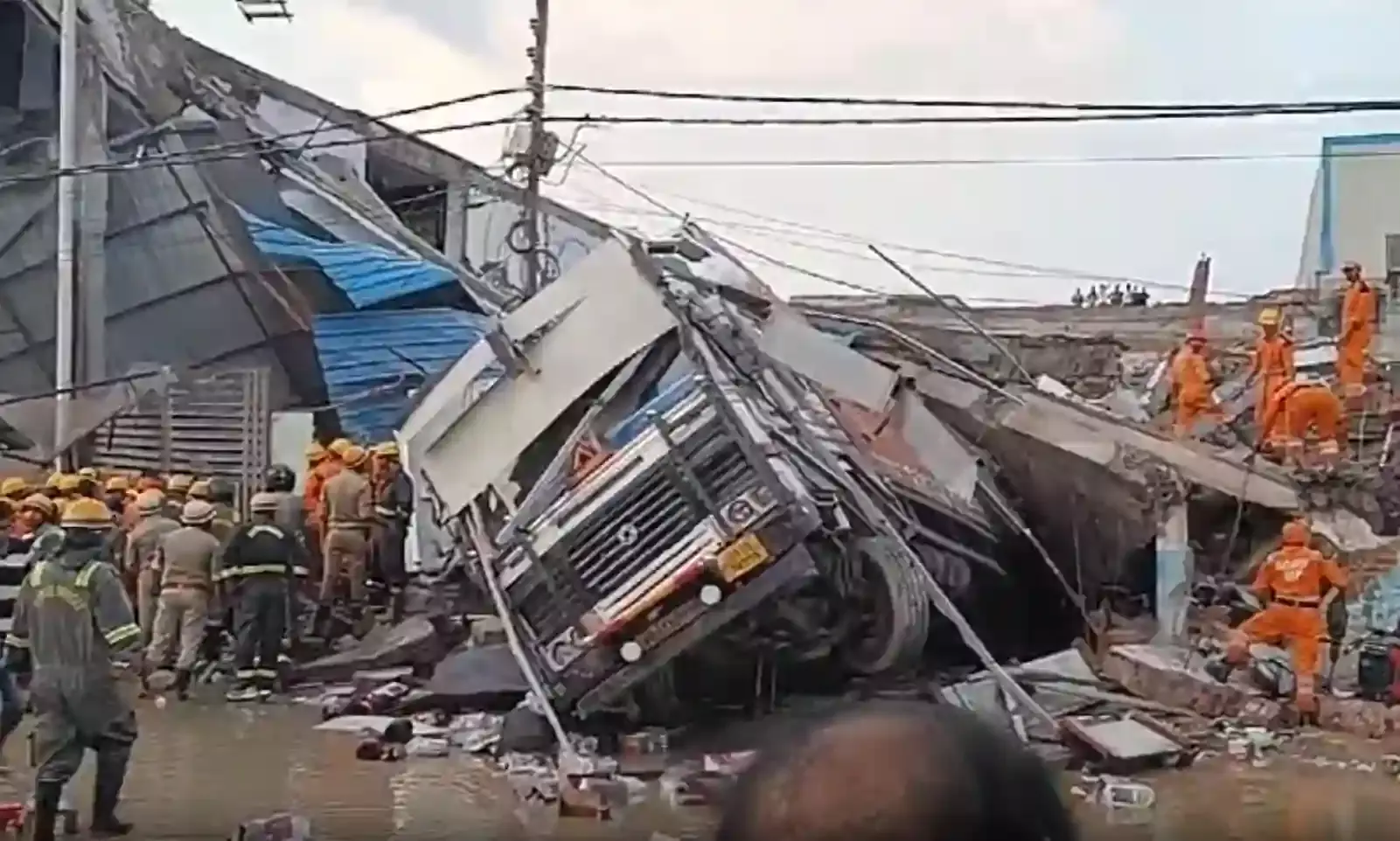 लखनऊ में बड़ा हादसा: इमारत गिरने से 4 की मौत, कई लोग घायल लखनऊ में बड़ा हादसा: इमारत गिरने से 4 की मौत, कई लोग घायल