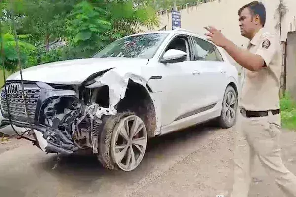 महाराष्ट्र BJP चीफ के बेटे की Audi ने कई गाड़ियों को मारी टक्कर, 2 गिरफ्तार; पूरा मामला जानें महाराष्ट्र BJP चीफ के बेटे की Audi ने कई गाड़ियों को मारी टक्कर, 2 गिरफ्तार; पूरा मामला जानें