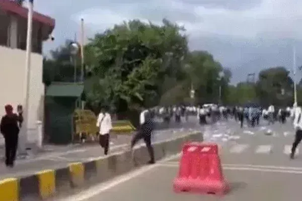 मणिपुर में भड़की हिंसा, राजभवन पर पथराव, 20 लोग घायल, जान बचाकर भागे सुरक्षाकर्मी मणिपुर में भड़की हिंसा, राजभवन पर पथराव, 20 लोग घायल, जान बचाकर भागे सुरक्षाकर्मी