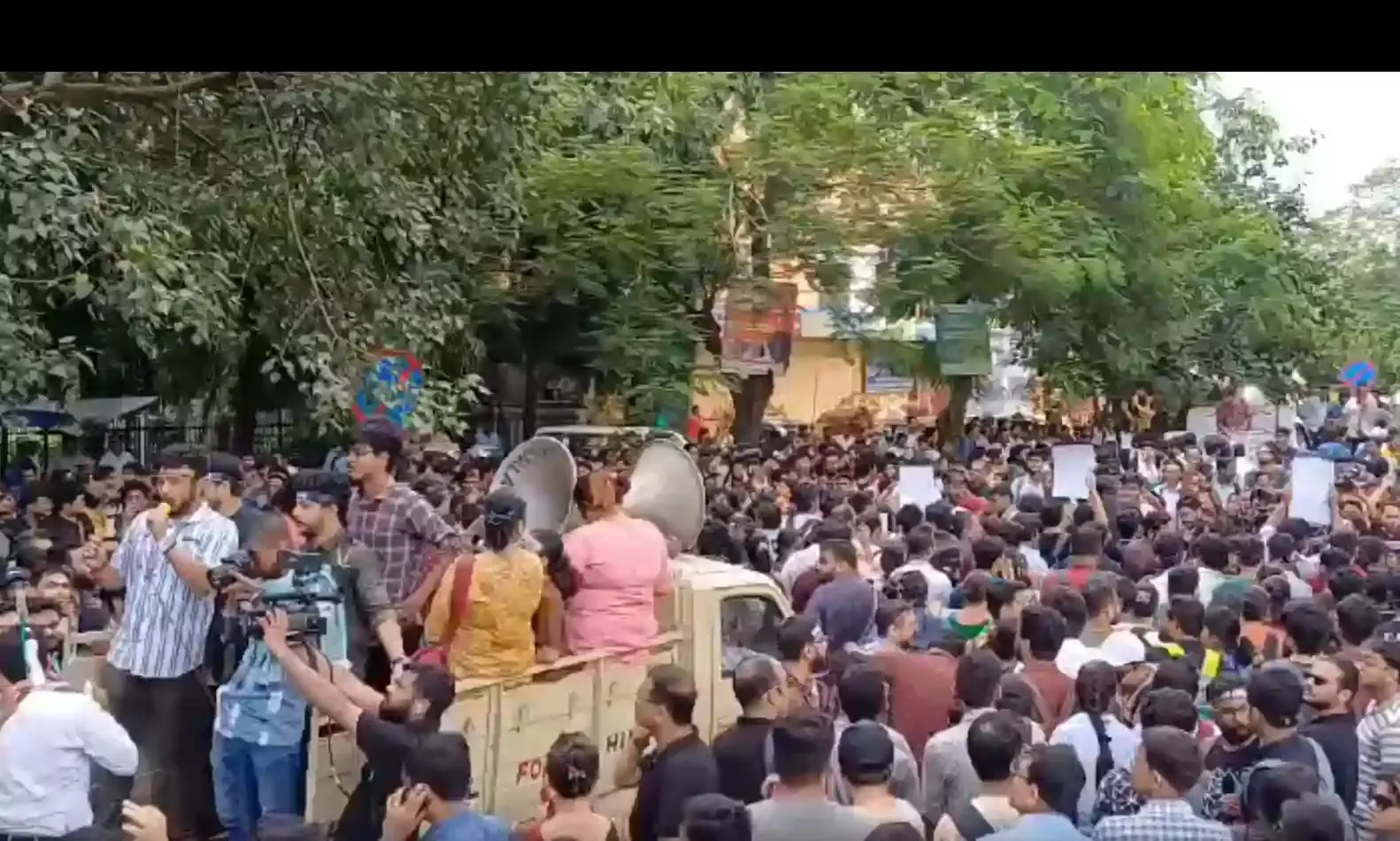 कोलकाता: सुप्रीम कोर्ट के निर्देश के बावजूद, डॉक्टरों का धरना जारी कोलकाता: सुप्रीम कोर्ट के निर्देश के बावजूद, डॉक्टरों का धरना जारी