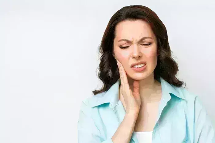 गर्म और ठंडा एक साथ खाने से क्या वाकई में कमजोर हो जाते हैं दांत? ये है सच