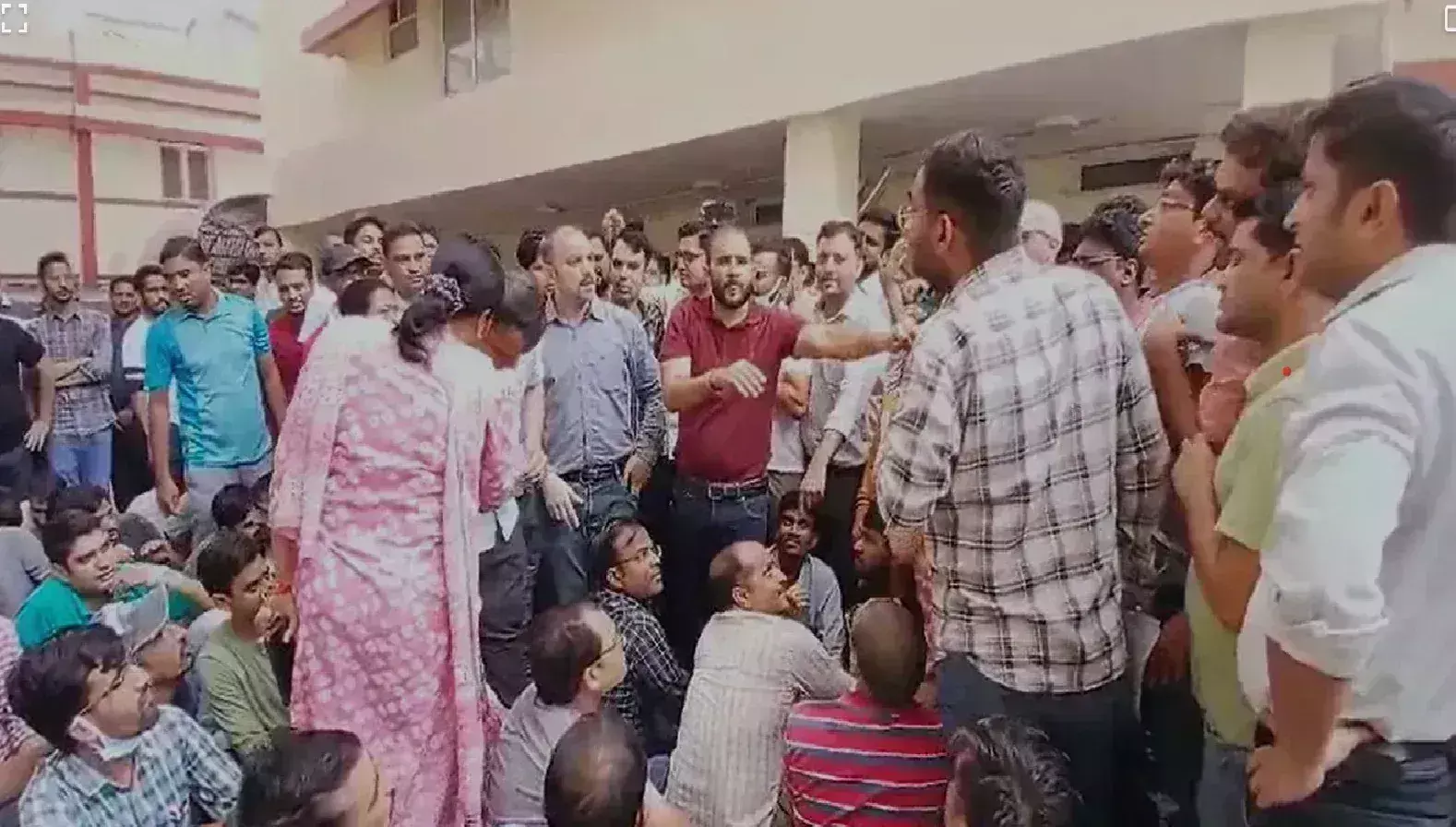 BHU इमरजेंसी के बाहर नर्सिंग स्टाफ का विरोध प्रदर्शन BHU इमरजेंसी के बाहर नर्सिंग स्टाफ का विरोध प्रदर्शन