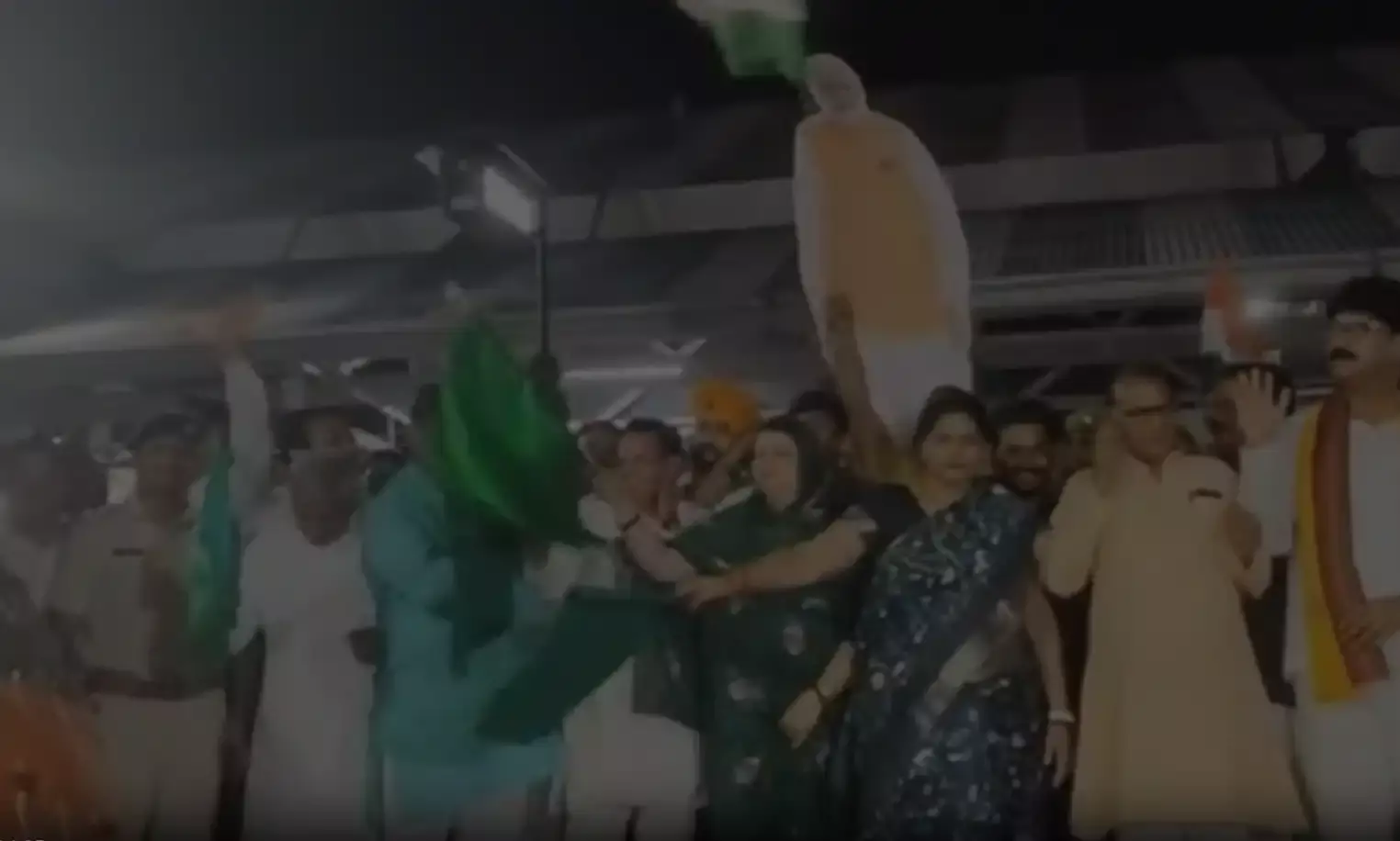 वाराणसी के बाबा विश्वनाथ को जोड़ने वाली वंदे भारत ट्रेन का भव्य स्वागत वाराणसी के बाबा विश्वनाथ को जोड़ने वाली वंदे भारत ट्रेन का भव्य स्वागत