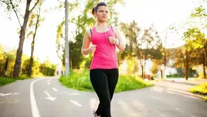 हर आयु वर्ग के लोगों को रोजाना चलना चाहिए पैदल, मिलेंगे कई स्वास्थ्य संबंधी फायदे