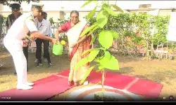 इंदौर : राष्ट्रपति ने लगाया रेजिडेंसी प्रांगण में कदंब का पेड़ इंदौर : राष्ट्रपति ने लगाया रेजिडेंसी प्रांगण में कदंब का पेड़