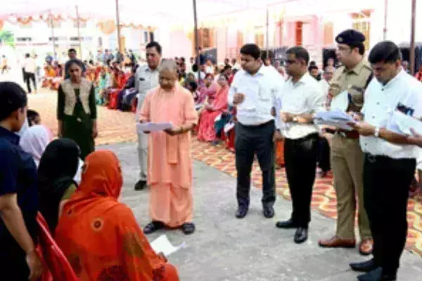 सीएम योगी का अधिकारियों को निर्देश, बख्शे न जाएं जबरन जमीन कब्जाने वाले सीएम योगी का अधिकारियों को निर्देश, बख्शे न जाएं जबरन जमीन कब्जाने वाले