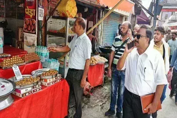 तिरुपति के बाद अब UP में भी हड़कंप, मथुरा में 15 दुकानों से 43 नमूने लिए, संदिग्ध पेड़े जांच के लिए भेजे तिरुपति के बाद अब UP में भी हड़कंप, मथुरा में 15 दुकानों से 43 नमूने लिए, संदिग्ध पेड़े जांच के लिए भेजे