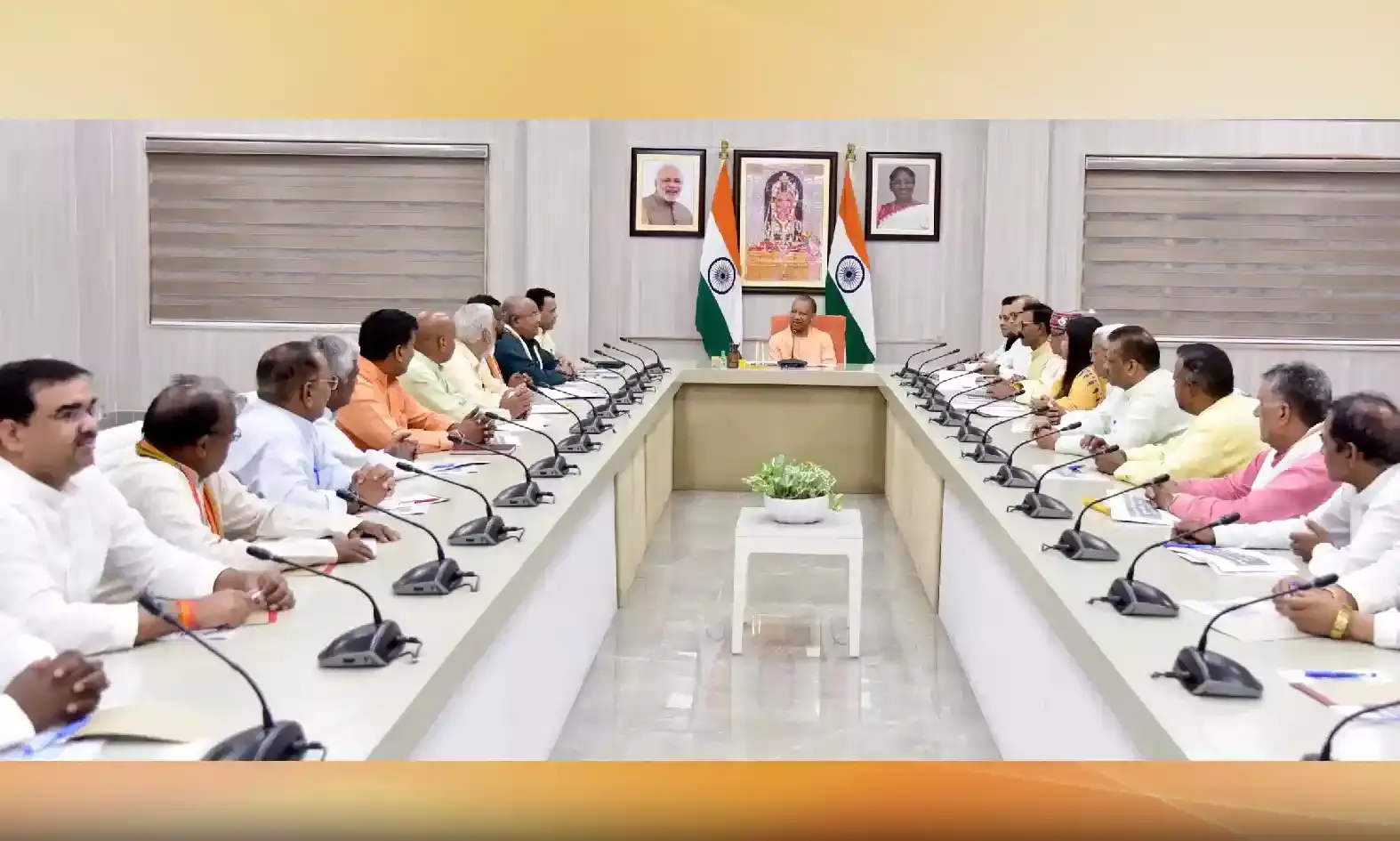 सीएम योगी ने की पिछड़ा वर्ग आयोग के सदस्यों के साथ बैठक सीएम योगी ने की पिछड़ा वर्ग आयोग के सदस्यों के साथ बैठक