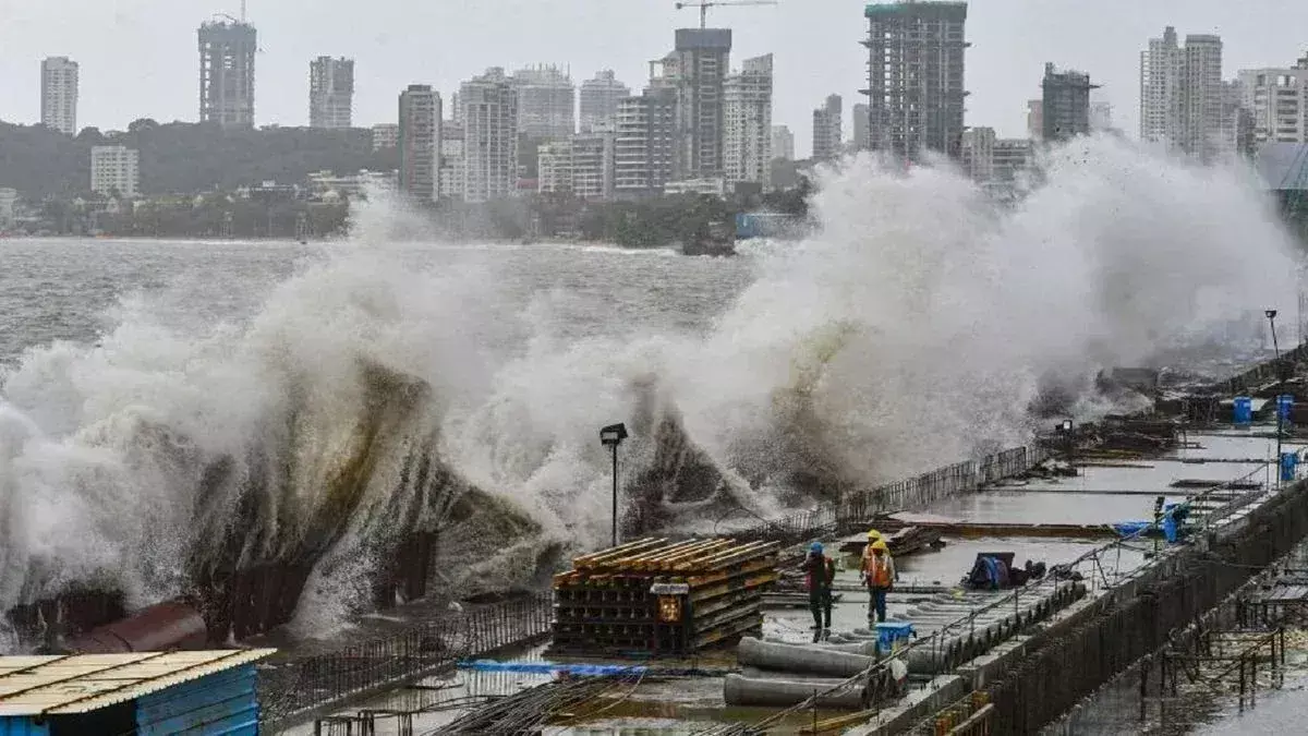 मुंबई में बारिश से मचा हाहाकार, हाईटाइड का अलर्ट; स्कूल-कॉलेज बंद, अब तक 4 की मौत मुंबई में बारिश से मचा हाहाकार, हाईटाइड का अलर्ट; स्कूल-कॉलेज बंद, अब तक 4 की मौत