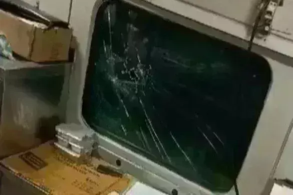 स्वतंत्रता सेनानी एक्सप्रेस पर पथराव, कई बोगियों के शीशे टूटे,कई यात्री घायल स्वतंत्रता सेनानी एक्सप्रेस पर पथराव, कई बोगियों के शीशे टूटे,कई यात्री घायल