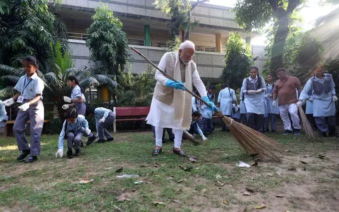 प्रधानमंत्री श्री नरेन्द्र मोदी ने गांधी जयंती के अवसर पर स्वच्छता अभियान में भाग लिया