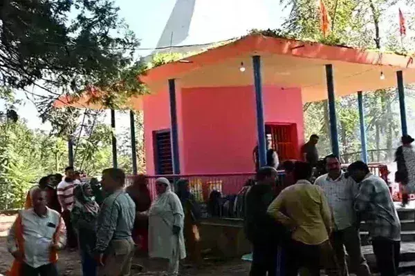 शोपियां में 20 साल बाद कश्मीरी पंडितों ने मंदिर में की भव्य पूजा, जय भोलेनाथ के गूंजे जयकारे शोपियां में 20 साल बाद कश्मीरी पंडितों ने मंदिर में की भव्य पूजा, जय भोलेनाथ के गूंजे जयकारे