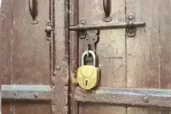 बाबा सिद्दीकी मर्डर केस: चौथे आरोपी जीशान अख्तर के घर पर ताला, परिजन गायब बाबा सिद्दीकी मर्डर केस: चौथे आरोपी जीशान अख्तर के घर पर ताला, परिजन गायब