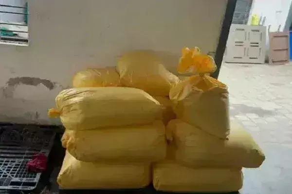 गुजरात में बड़े ड्रग रैकेट का भंडाफोड़, 5000 करोड़ की 518 KG कोकीन बरामद; 5 गिरफ्तार गुजरात में बड़े ड्रग रैकेट का भंडाफोड़, 5000 करोड़ की 518 KG कोकीन बरामद; 5 गिरफ्तार