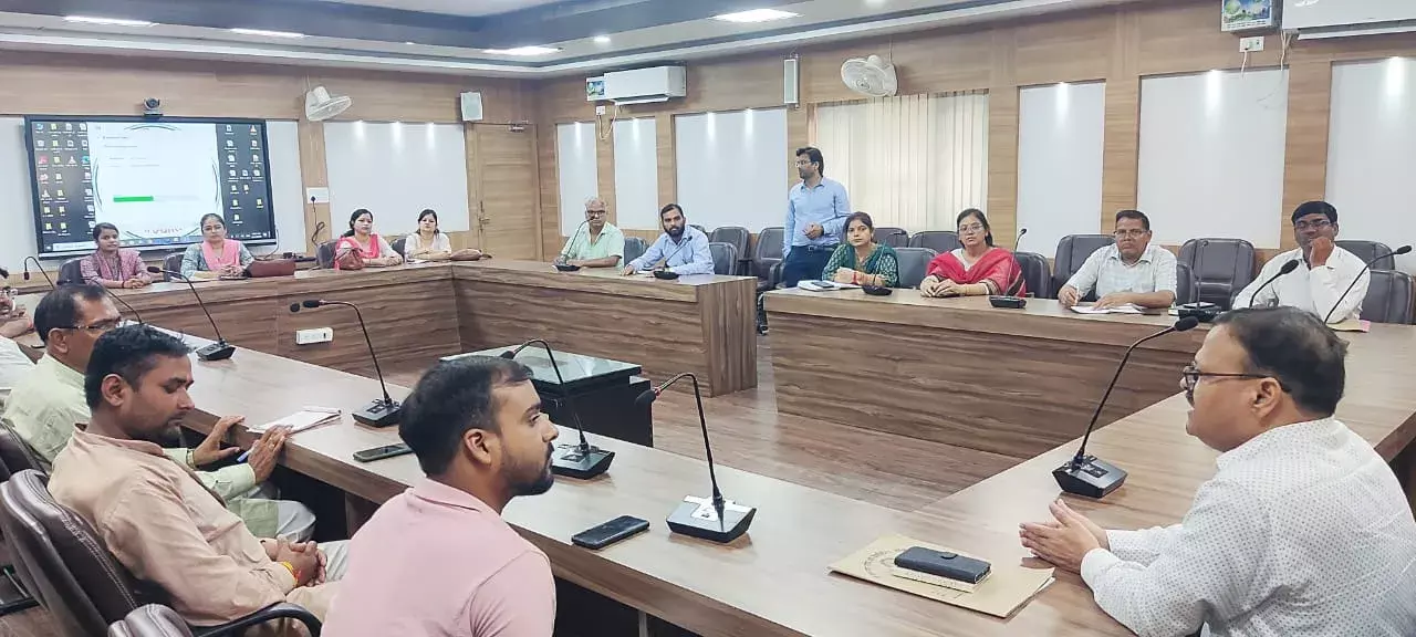 अवध विवि ने दीपोत्सव में विश्व रिकार्ड बनाने के लिए इण्टर कालेजों के प्राचार्याें एवं प्रतिनिधियों को किया प्रशिक्षित