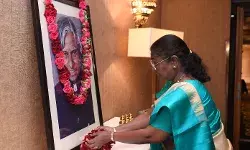 राष्ट्रपति श्रीमती द्रौपदी मुर्मु ने पूर्व राष्ट्रपति डॉ. एपीजे अब्दुल कलाम को उनकी जयंती पर पुष्पांजलि अर्पित की