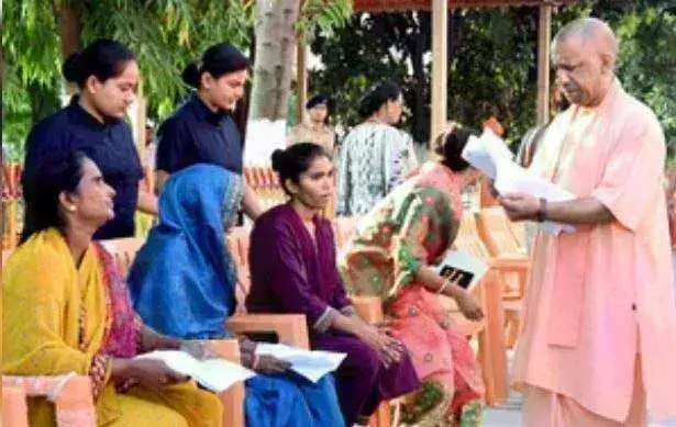 हर पात्र व्यक्ति को दिलाएं शासन की कल्याणकारी योजनाओं का लाभ : सीएम योगी हर पात्र व्यक्ति को दिलाएं शासन की कल्याणकारी योजनाओं का लाभ : सीएम योगी