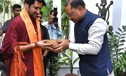 मुख्यमंत्री ने बागेश्वर धाम के पीठाधीश्वर पं. धीरेंद्र शास्त्री का किया स्वागत