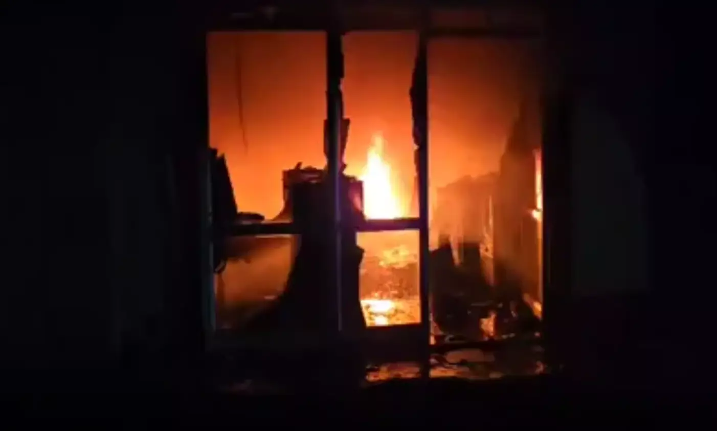 SRIGANGANAGAR : рдЗрд▓реЗрдХреНрдЯреНрд░реЙрдирд┐рдХ рдХреА рджреБрдХрд╛рди рдореЗрдВ рд▓рдЧреА рднрдпрдВрдХрд░ рдЖрдЧ, рд▓рд╛рдЦреЛрдВ рдХрд╛ рд╕рд╛рдорд╛рди рдЬрд▓рдХрд░ рд░рд╛рдЦ SRIGANGANAGAR : рдЗрд▓реЗрдХреНрдЯреНрд░реЙрдирд┐рдХ рдХреА рджреБрдХрд╛рди рдореЗрдВ рд▓рдЧреА рднрдпрдВрдХрд░ рдЖрдЧ, рд▓рд╛рдЦреЛрдВ рдХрд╛ рд╕рд╛рдорд╛рди рдЬрд▓рдХрд░ рд░рд╛рдЦ