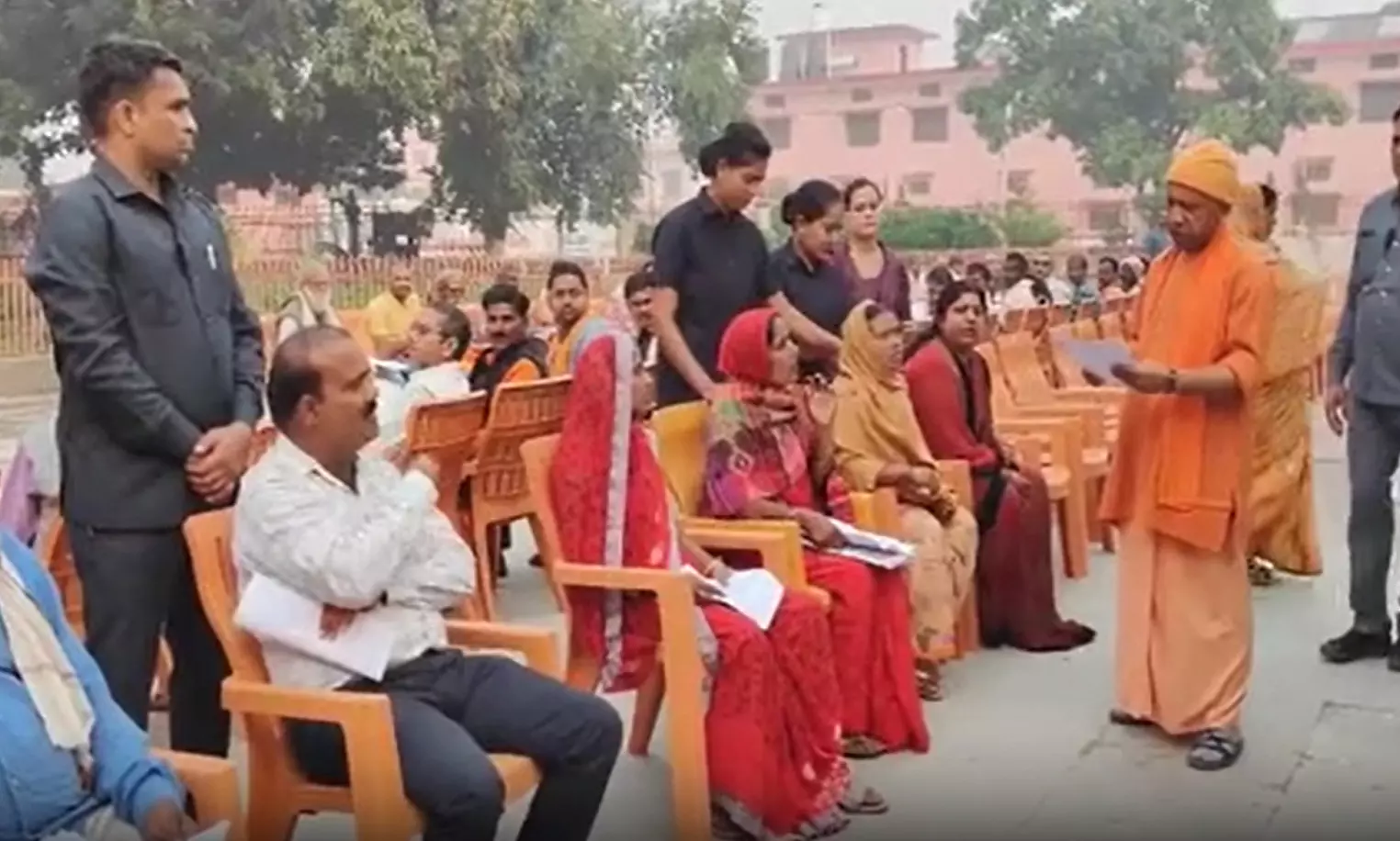 गोरखपुर में सीएम योगी ने जनता दरबार लगाकर सुनी लोगों की समस्याएं गोरखपुर में सीएम योगी ने जनता दरबार लगाकर सुनी लोगों की समस्याएं