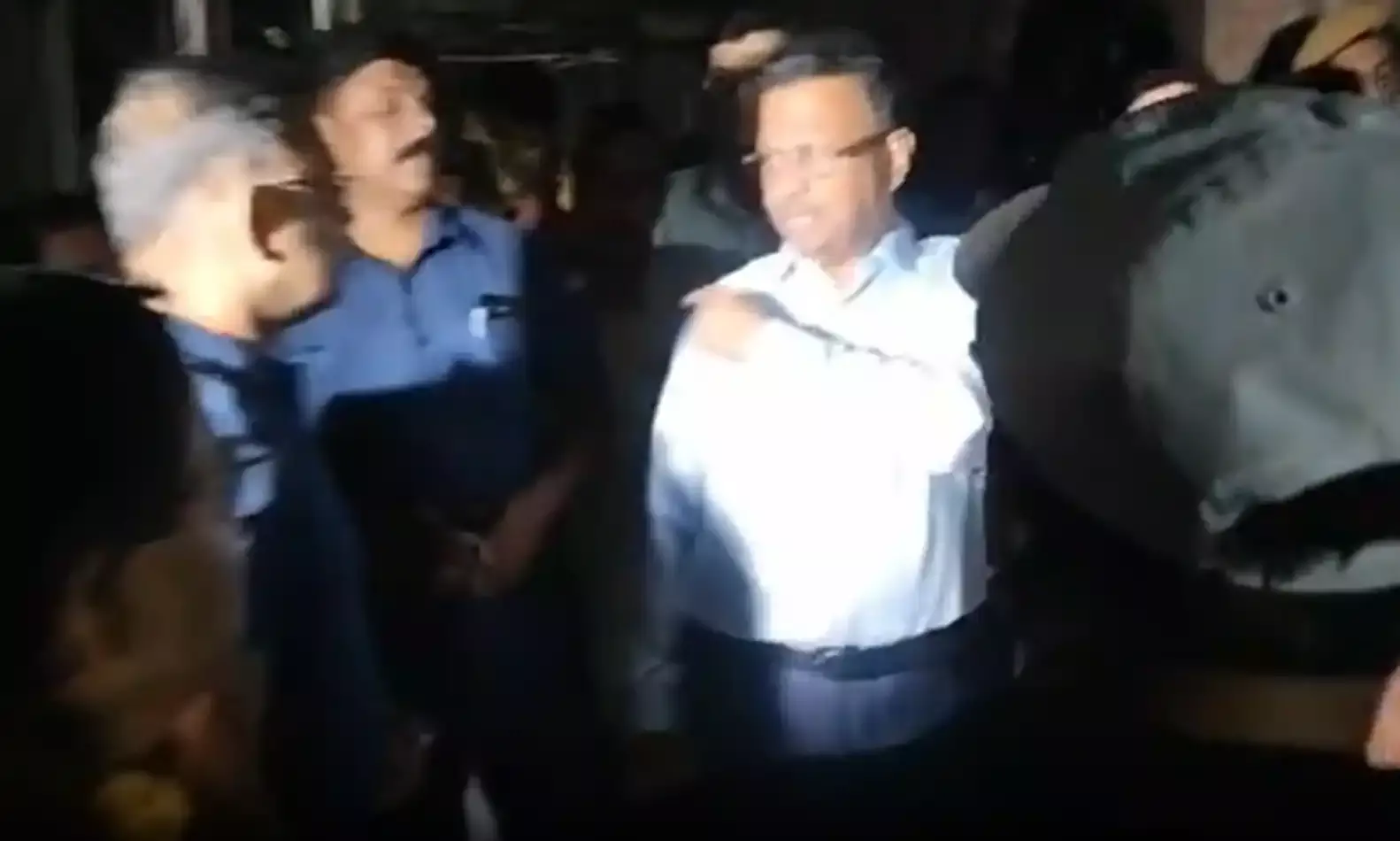 An abandoned factory collapsed late Sunday night in Entali, 2 people died An abandoned factory collapsed late Sunday night in Entali, 2 people died