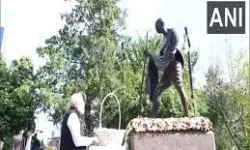 प्रधानमंत्री मोदी ने गयाना में गांधी की प्रतिमा पर पुष्पांजलि दी प्रधानमंत्री मोदी ने गयाना में गांधी की प्रतिमा पर पुष्पांजलि दी