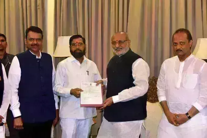 एकनाथ शिंदे ने दिया सीएम पद से इस्तीफा, देवेंद्र फडणवीस के नाम पर बन गई सहमति! एकनाथ शिंदे ने दिया सीएम पद से इस्तीफा, देवेंद्र फडणवीस के नाम पर बन गई सहमति!