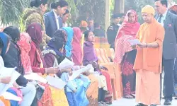 सीएम योगी आदित्यनाथ ने जनता दर्शन में 300 लोगों की समस्याएं सुनीं