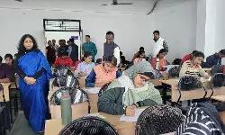 परिसर के परीक्षा केन्द्रों का कुलपति ने किया औचक निरीक्षण परिसर के परीक्षा केन्द्रों का कुलपति ने किया औचक निरीक्षण