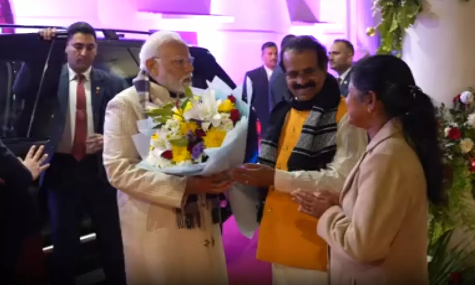 पीएम मोदी ने जॉर्ज कुरियन के आवास पर क्रिसमस उत्सव में लिया भाग