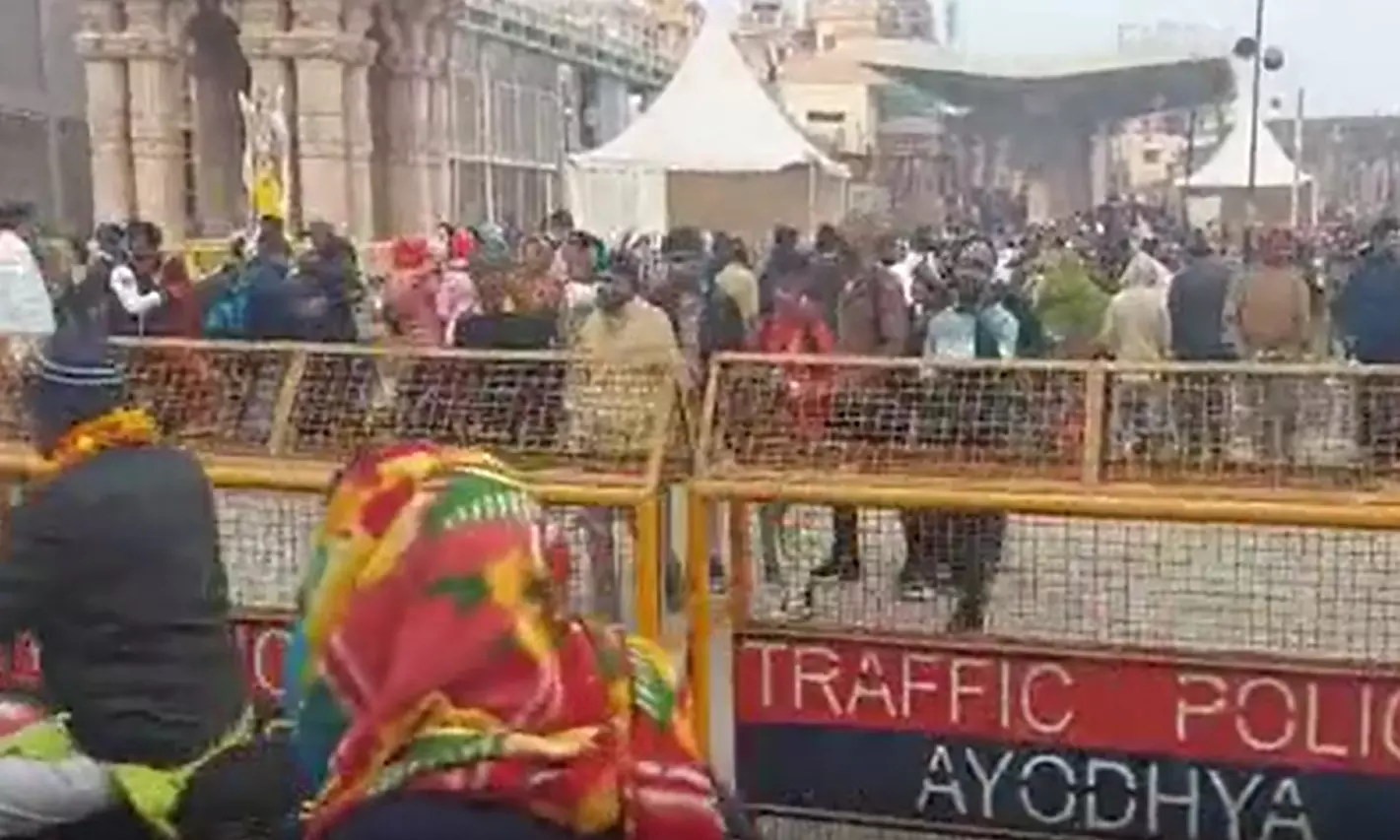 नए साल के पहले दिन अयोध्या में उमड़ी भक्तों की भारी भीड़