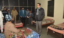 बुलंदशहर डीएम ने रात में किया रैनबसेरों का औचक निरीक्षण