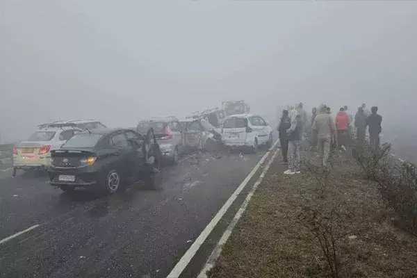 हापुड में एनएच 9 पर कोहरे में भिड़े कई वाहन, 8 घायल