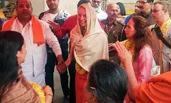 स्टीव जॉब्स की पत्नी पहुँची वाराणसी, काशी विश्वनाथ में की पूजा