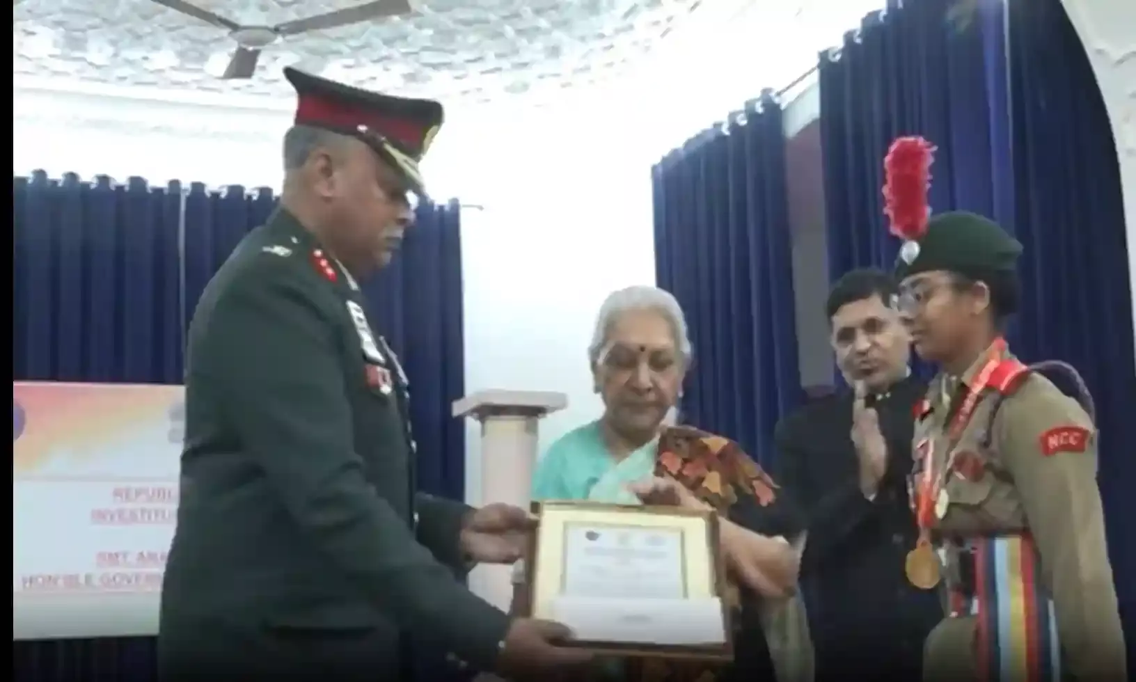 लखनऊ के राजभवन में राज्यपाल आनंदीबेन पटेल ने एनसीसी कैडेटों को किया सम्मानित