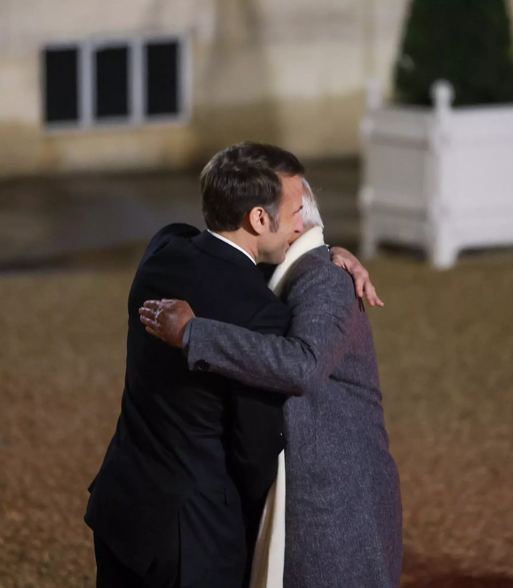 फ्रांस में पीएम मोदी का ग्रैंड वेलकम, राष्ट्रपति मैक्रों ने लगाया गले फ्रांस में पीएम मोदी का ग्रैंड वेलकम, राष्ट्रपति मैक्रों ने लगाया गले