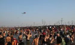 महाकुंभ में माघी पूर्णिमा पर स्नान के लिए उमड़ी भीड़, हेलिकॉप्टर से हुई पुष्पवर्षा