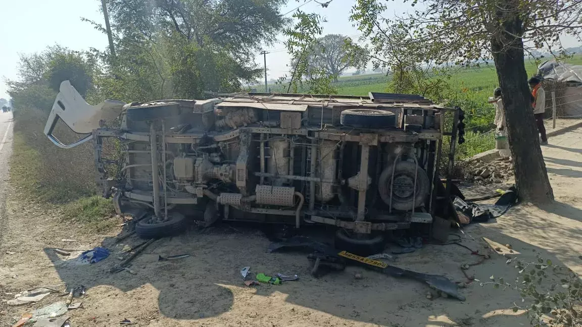 ट्रक की टक्कर से टाटा मैजिक चार लोगों की मौत, 16 घायल ट्रक की टक्कर से टाटा मैजिक चार लोगों की मौत, 16 घायल