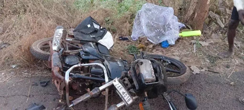 दो बाइकों में हुई आमने-सामने भिडंत, 3 लोगों की मौत दो बाइकों में हुई आमने-सामने भिडंत, 3 लोगों की मौत