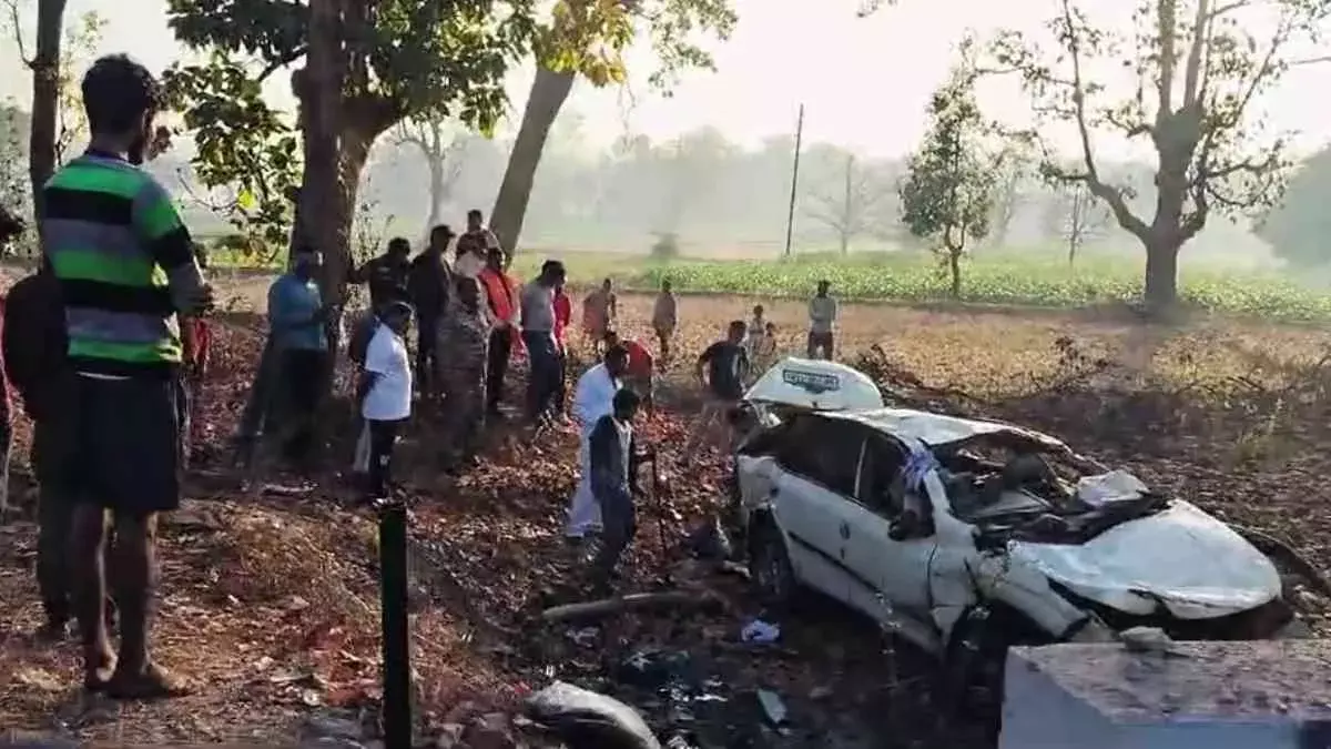 महाकुंभ जा रहे श्रद्धालुओं की कार पुलिया से टकराई, 2 लोगों की मौत महाकुंभ जा रहे श्रद्धालुओं की कार पुलिया से टकराई, 2 लोगों की मौत