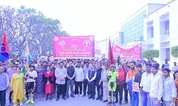 स्वर्ण जयंती चेतना पदयात्रा में छात्र-छात्राओं ने आम जनमानस को किया जागरूक स्वर्ण जयंती चेतना पदयात्रा में छात्र-छात्राओं ने आम जनमानस को किया जागरूक