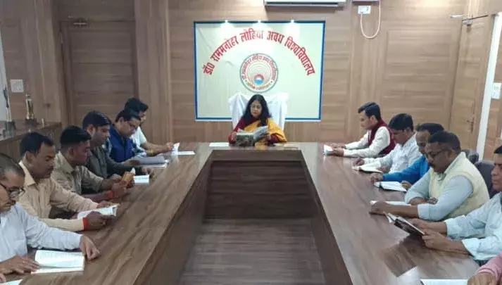 कुलपति सहित अधिकारियों, शिक्षकों, कर्मचारियों एवं छात्र-छात्राओं ने ली ‘पढ़े विश्वविद्यालय बढ़े विश्वविद्यालय‘ की शपथ कुलपति सहित अधिकारियों, शिक्षकों, कर्मचारियों एवं छात्र-छात्राओं ने ली ‘पढ़े विश्वविद्यालय बढ़े विश्वविद्यालय‘ की शपथ