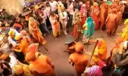 मथुरा में बरसाने की रंगीली गलियों में लट्ठमार होली की दिख रही धूम