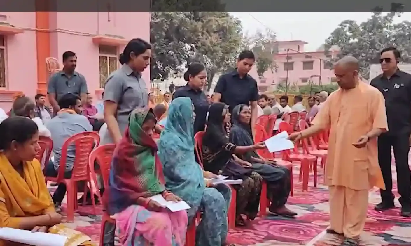 गोरखपुर में सीएम योगी ने जनता दरबार लगाकर लोगों की सुनीं समस्याएं