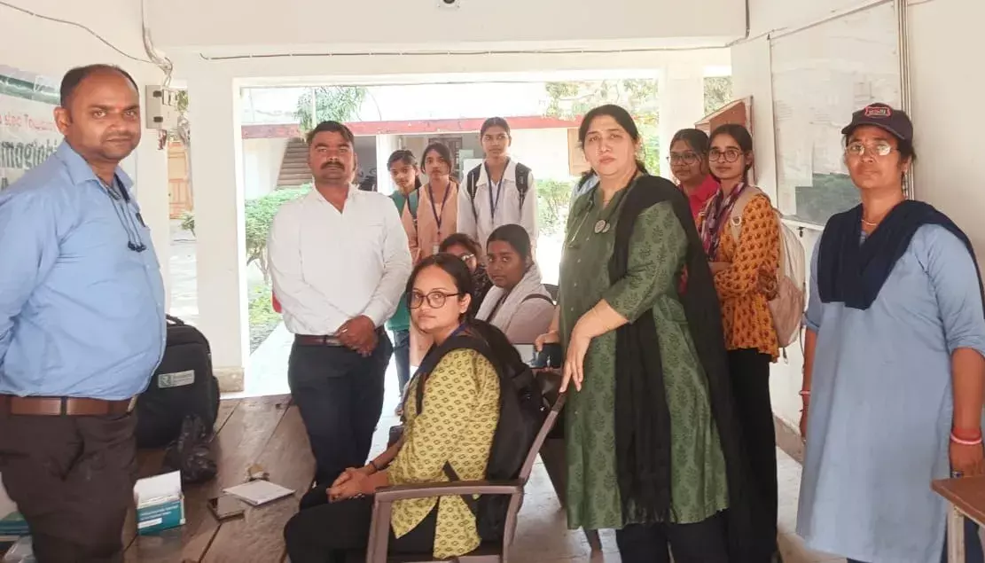 अवध विवि के महिला छात्रावास में निःशुल्क स्वास्थ्य शिविर लगाया गया अवध विवि के महिला छात्रावास में निःशुल्क स्वास्थ्य शिविर लगाया गया