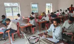 एलएलबी परीक्षा में 13 परीक्षार्थी नकल करते धरे गए एलएलबी परीक्षा में 13 परीक्षार्थी नकल करते धरे गए